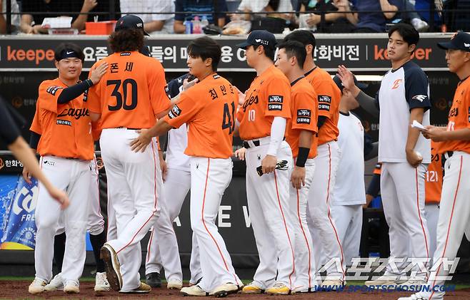 13일 대전 한화생명볼파크에서 열린 한화 이글스와 키움 히어로즈의 경기. 한화 폰세가 더그아웃에 들어서고 있다. 대전=박재만 기자 pjm@sportschosun.com/2025.09.13/