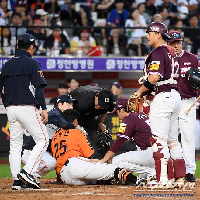 13일 대전 한화생명볼파크에서 열린 한화 이글스와 키움 히어로즈의 경기. 5회말 무사 1루 한화 김태연이 키움 하영민 빠른볼에 얼굴을 맞은 뒤 통증을 호소하고 있다. 대전=박재만 기자 pjm@sportschosun.com/2025.09.13/