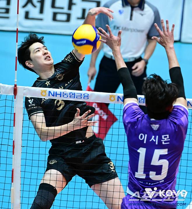 대한항공 김준호가 우리카드전서 스파이크를 날리고 있다. 사진제공=KOVO