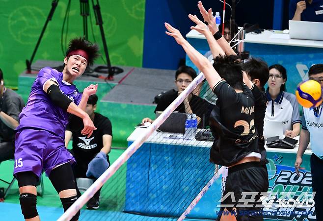 우리카드 이시몬이 14일 대한항공전서 스파이크를 날리고 있다. 사진제공=KOVO