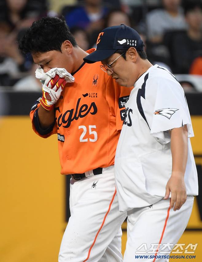 13일 대전 한화생명볼파크에서 열린 한화 이글스와 키움 히어로즈의 경기. 5회말 무사 1루 한화 김태연이 키움 하영민 빠른볼에 얼굴을 맞은 뒤 교체되고 있다. 대전=박재만 기자 pjm@sportschosun.com/2025.09.13/