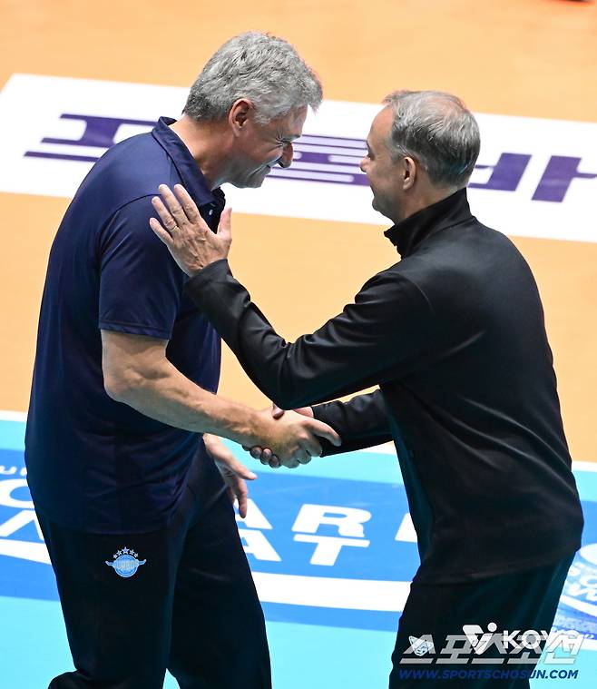 대한항공 헤난 감독과 우리카드 파에스 감독이 경기후 악수를 나누고 있다. 사진제공=KOVO