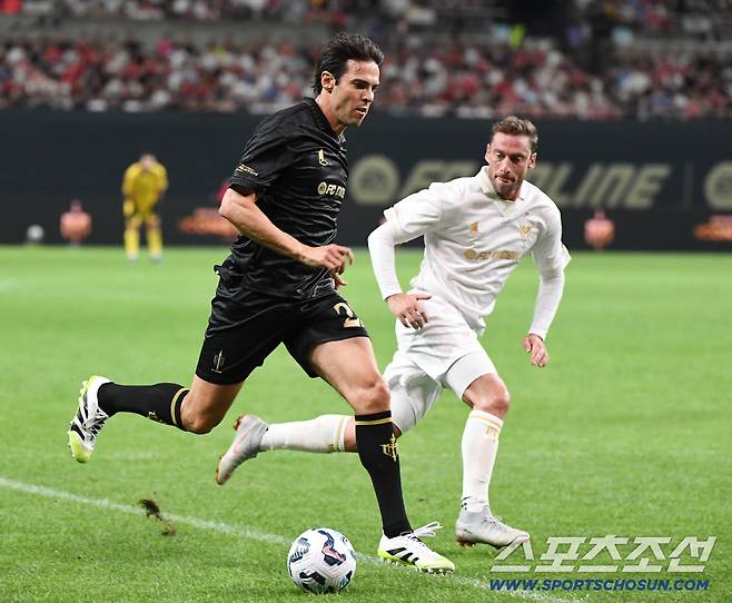 '2025 아이콘매치: 창의 귀환, 반격의 시작'이 14일 오후 서울 상암월드컵경기장에서 열렸다. FC스피어팀 카카가 문전을 파고들고 있다. 상암=정재근 기자 cjg@sportschosun.com/2025.9.14/