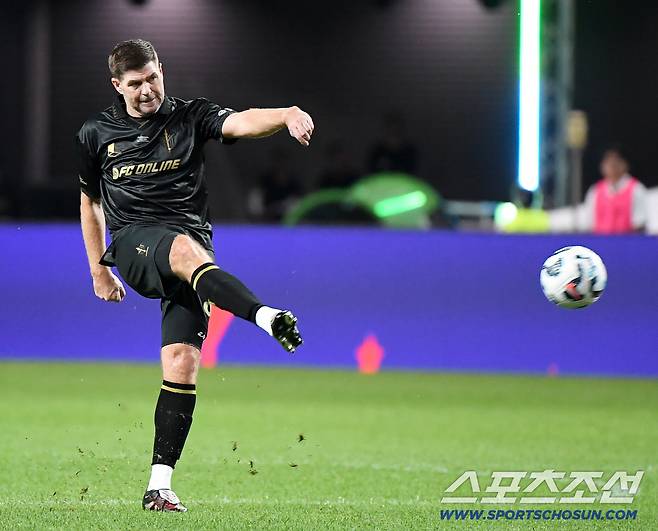 '2025 아이콘매치: 창의 귀환, 반격의 시작'이 14일 오후 서울 상암월드컵경기장에서 열렸다. FC 스피어 제라드가 패스하고 있다. 상암=정재근 기자 cjg@sportschosun.com/2025.9.14/