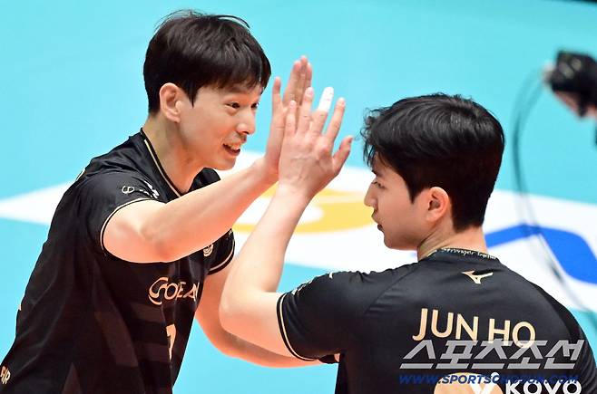 대한항공 한선수가 14일 우리카드전서 득점 후 김준호와 하이파이브 하고 있다. 사진제공=KOVO