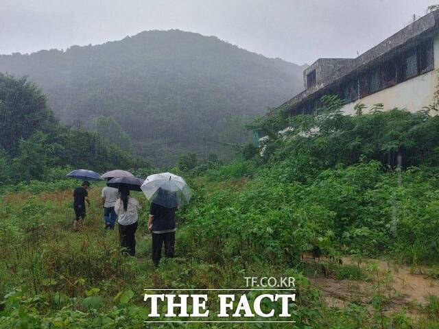 대법원에서 '국가 폭력'을 인정했지만 정작 옛 성병관리소는 철거 위기에 처해 있다. 사진은 경기도 동두천시에 위치한 옛 성병관리소와 그 앞 공터의 모습. /김수민 기자