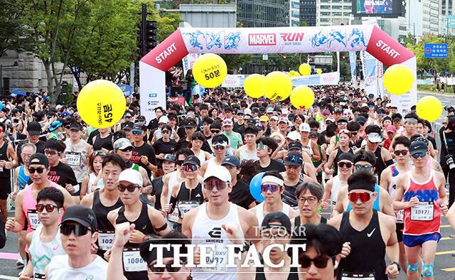 14일 오전 서울광장에서 열린 '마블런 서울 2025' 행사에서 참가자들이 출발선을 지나 달려나가고 있다. /디즈니코리아