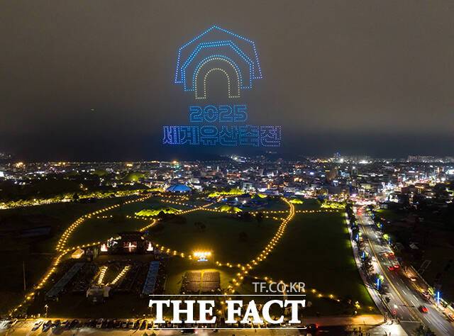 12일 경주 대릉원 동편 쪽샘지구에서 개막한 '2025 세계유산축전 경주역사유적지구' 공연에서 1천 대 드론이 밤하늘을 수놓으며 세계유산 축전 시작을 알리고 있다. /사진공동취재단