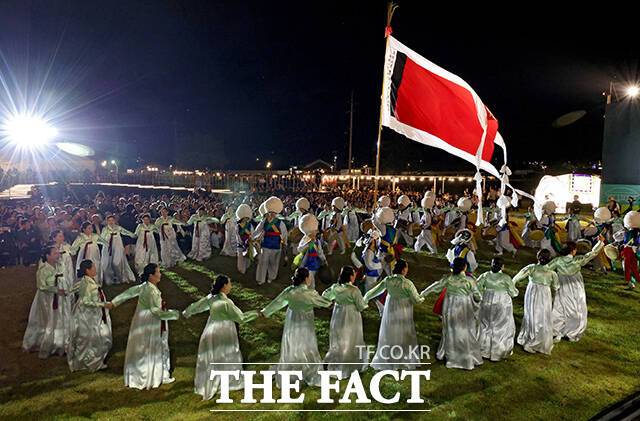 APEC을 앞두고 세계유산의 가치와 의미를 널리 알리기 위해 마련된 이번 축전은 석굴암, 불국사, 첨성대, 양동마을, 옥산서원 등 경주 전역에서 10월 3일까지 이어진다. /사진공동취재단