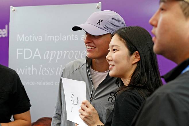 팬사인회에서 한국 팬과 사진을 촬영하는 시비옹테크. 코리아오픈