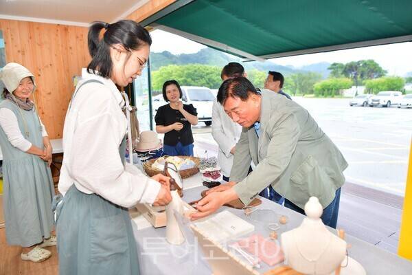 장성호 수변길마켓을 찾은 김한종 장성군수 /사진=장성군