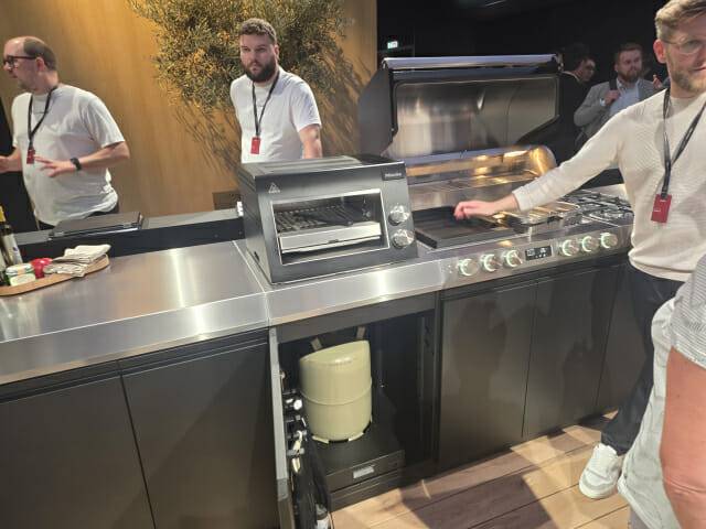 밀레 부스. 한국에서 볼 수 없는 전기용 그릴을 전시하고 있다.(사진=전화평 기자)