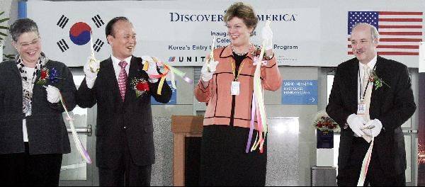 한국 국민에 대한 미국의 비자면제 프로그램(VWP) 이 2008년 11월 17일부터 시행됐다. 이날 인천공항의 유나이티드항공 출국 게이트에서 캐슬린 스티븐스 주한미국대사, 인천국제공항공사 이채욱 사장 등이 비자면제 프로그램 시행을 축하하는 테이프 커팅 행사를 하고 있다./조선일보