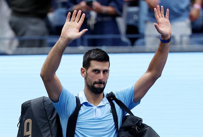 노바크 조코비치가 지난 5일 테니스 메이저 대회 US오픈 4강에서 카를로스 알카라스에게 패한 뒤 팬들을 향해 인사하고 있다. /로이터 연합뉴스