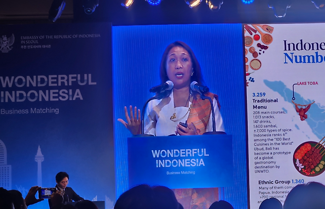 업그레이드된 인도네시아의 관광산업을 소개하고 있는 니 마데 아유 마르티니 인도네시아 관광부 마케팅 차관