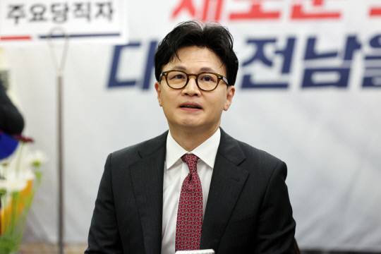 지난달 11일 오후 광주 서구 홀리데이인 광주호텔에서 열린 김화진 국민의힘 전남도당 위원장 취임식에서 한동훈 전 대표가 당원들에게 인사하고 있다. 연합뉴스