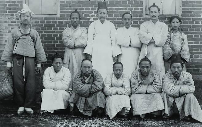 한성감옥 시절의 이상재(앞줄 왼쪽부터 네번째). 맨 왼쪽 서 있는 인물이 이승만이다. 자료=국가보훈부