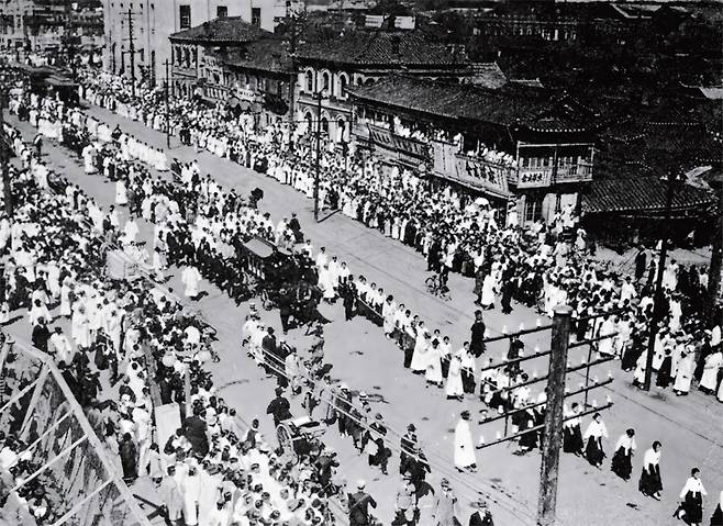 1927년 4월7일 월남 이상재의 사회장. 서울시민 30만명 중 10만명이 운구행렬을 따랐다고 한다. 사진=국가보훈부