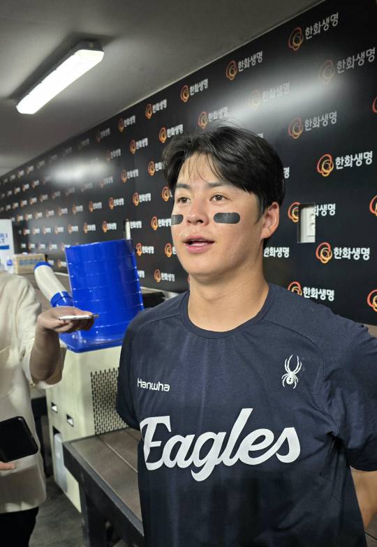 한화이글스 노시환이 취재진과의 인터뷰를 통해 1위 탈환의 포부를 밝히고 있다. 이성현 기자