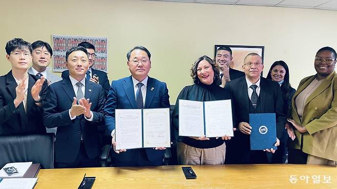 김종훈 전북도 경제부지사(앞줄 왼쪽에서 세 번째)와 산엣 스틴캄프 나미비아 교육·혁신·청소년·스포츠·예술·문화부 장관(왼쪽에서 네 번째)이 11일(현지 시각) 양국 청소년 간 우정을 키우고 스포츠를 통해 서로에 대한 이해를 높이기 위해 추진한 ‘드림 키즈 스포츠 캠프’ 의향서에 사인한 뒤 기념사진을 찍고 있다. 빈트후크(나미비아)=박영민 기자 minpress@donga.com