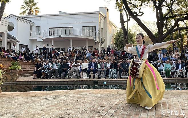 14일(현지 시각) 아프리카 짐바브웨 수도 하라레의 대한민국 대사관저에서 열린 ‘공공외교 한마당 K-페스티벌’에서 짐바브웨 정부 관계자와 외교사절, 교민이 진도북춤 공연 과정을 보고 있다. 하라레(짐바브웨)=박영민 기자 minpress@donga.com