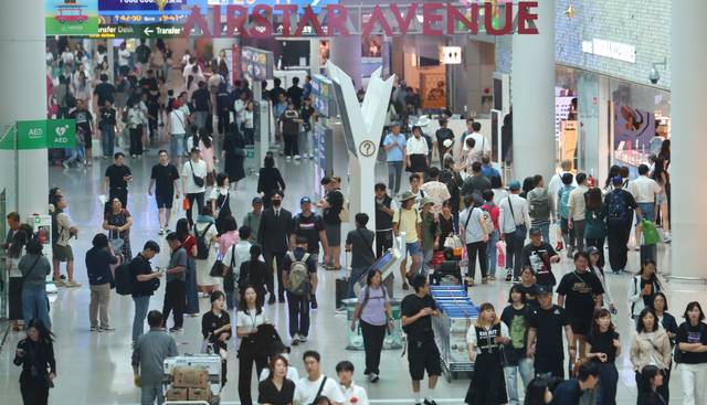 여름휴가 성수기인 지난 8월 1일 인천국제공항 제1여객터미널 면세구역이 해외로 출국하는 탑승객들로 붐비고 있다. 연합뉴스.