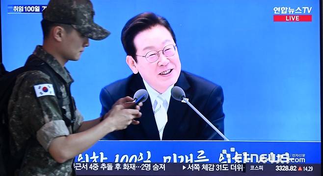 이재명 대통령 취임 100일 기자회견이 열린 11일 서울역 대합실에서 시민들이 기자회견 생중계를 지켜보고 있다. 김민수기자 mskim@etnews.com