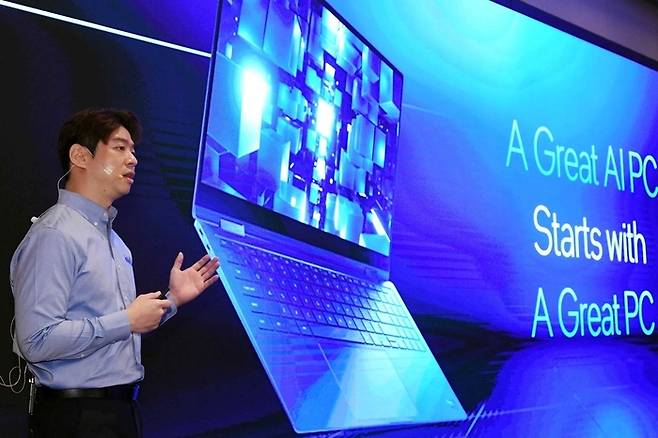 인텔코리아가 3월 열린 인텔 테크 데이에서 자사 프로세서를 탑재한 AI PC를 소개했다.