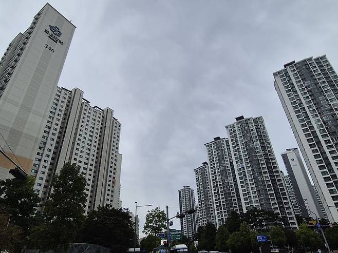 서울 송파구 잠실동 트리지움(왼쪽)과 리센츠(오른쪽) 전경. 사진=전민경 기자