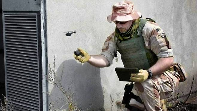 블랙호넷을 조종하는 군인은 별도의 훈련이 필요없을 정도로 운용이 쉽고 튼튼한 것이 장점이다. 크기가 매우 작아 적의 눈에 쉽게 띄지 않는다는 특징이 있다. 전자광학 적외선(EO/IR) 센서의 소형 고해상 카메라 3대를 장착, 날씨와 관계없이 야전과 어두운 건물 내부에 은밀히 침투해 정찰 임무를 수행할 수 있다. 미 국방부