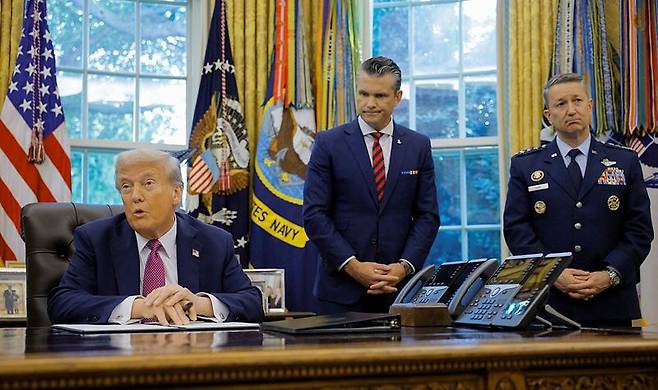 도널드 트럼프 미국 대통령은 지난 5일(현지시간) 국방부를 전쟁부로 개명하기 위한 행정명령에 서명했다.트럼프 대통령은 이날 백악관에서 진행한 서명식에서 국방부라는 명칭을 진보 진영의 문화 의제를 뜻하는 "워크"(woke)로 규정하고서 미국이 앞으로 전쟁에서 이기려면 전쟁부로 바꿔야 한다고 강조했다. 로이터·연합뉴스