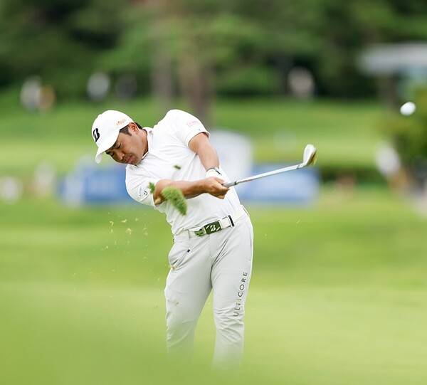 2025년 한국프로골프(KPGA) 투어, 아시안투어, 일본프로골프투어(JGTO) 공동 주관의 제41회 신한동해오픈 우승 경쟁에 뛰어든 히가 가즈키(일본)가 3라운드에서 경기하는 모습이다. 사진제공=KPGA