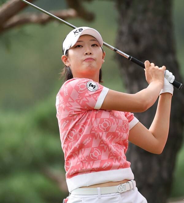 2025년 한국여자프로골프(KLPGA) 투어 OK저축은행 읏맨 오픈 우승을 차지한 방신실 프로가 최종라운드에서 경기하는 모습이다. 사진제공=KLPGA (사진을 무단으로 사용하지 마십시오.)