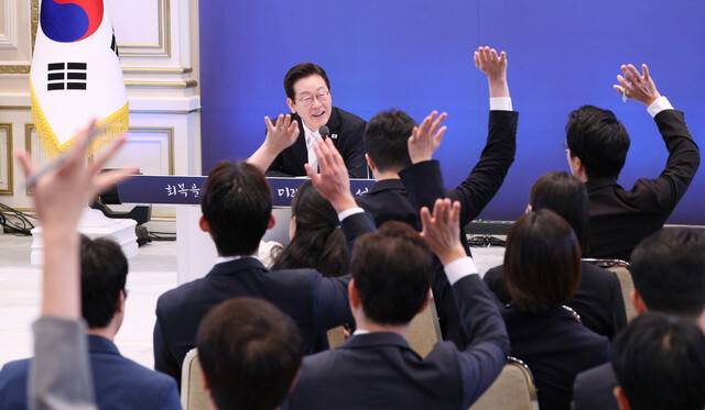 이재명 대통령이 9월11일 서울 종로구 청와대 영빈관에서 열린 취임 100일 기자회견에서 질문할 기회를 얻기 위해 손을 드는 취재진을 바라보고 있다. 대통령실사진기자단