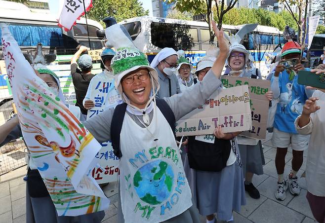 새만금신공항 기본계획 취소소송 인용판결이 내려진 지난 11일 오후 서울 양재동 서울행정법원 앞에서 새만금신공항 기본계획 취소 소송인단과 새만금신공항백지화공동행동, 새 사람행진단 단원들이 기뻐하고 있다. 김태형 기자.xogud555@hani.co.kr