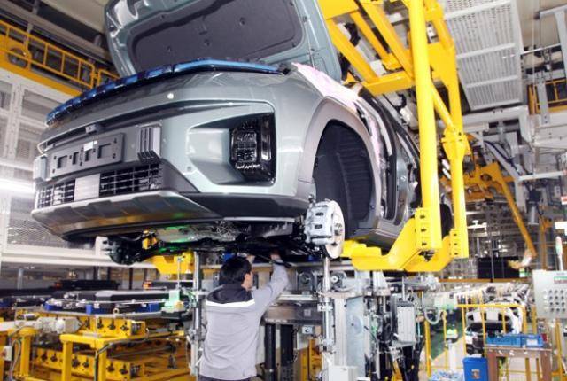 KG모빌리티 경기 평택공장에서 한 근로자가 차량을 생산하고 있다. KG모빌리티 제공
