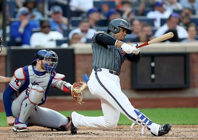 <yonhap photo-1733="">14일(한국시간) 텍사스 레인저스와의 홈 경기에서 시즌 40호 홈런을 때려낸 후안 소토. [AFP=연합뉴스]</yonhap>