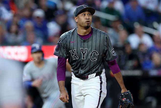<yonhap photo-1880=""> NEW YORK, NEW YORK - SEPTEMBER 13: Edwin D?az #39 of the New York Mets reacts after giving up a double to Rowdy Tellez #44 of the Texas Rangers in the eighth inning at Citi Field on September 13, 2025 in the Flushing neighborhood of the Queens borough of New York City. Elsa/Getty Images/AFP (Photo by ELSA / GETTY IMAGES NORTH AMERICA / Getty Images via AFP)/2025-09-14 08:05:53/ <저작권자 ⓒ 1980-2025 ㈜연합뉴스. 무단 전재 재배포 금지, AI 학습 및 활용 금지></yonhap>