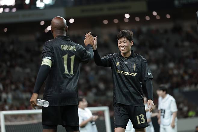 13일 서울월드컵경기장에서 열린 2025 아이콘매치 이벤트 경기서 합을 맞춘 드로그바와 박지성. 사진=넥슨