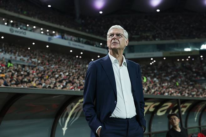 벵거 감독이 14일 서울월드컵경기장에서 열린 2025 아이콘매치 중 그라운드를 지켜보고 있다. 사진=넥슨