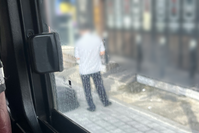 승객을 태운 버스 운전원이 밖에서 휴대전화를 보며 담배를 피운다며 올라온 민원글에 게시된 사진 (사진, 제주도청 민원 게시판 '제주자치도에 바란다')