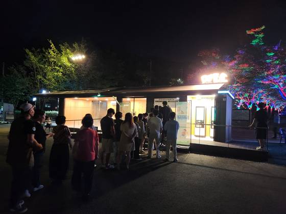 지난 6일 경북 고령군 대가야읍 대가야수목원에 조성된 '대가야 빛의 숲' 매표소에 줄이 길게 만들어져 있다. 김정석 기자