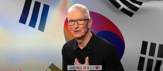 팀 쿡 CEO가 아이폰17 시리즈 출시에 맞춰 지난 13일 IT 유튜버 ‘잇섭’과 인터뷰 하고 있다. ITSub잇섭 유튜브 캡처