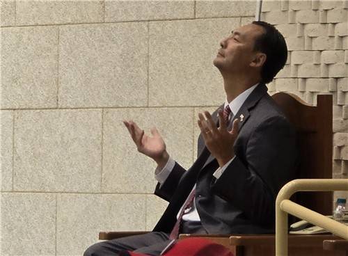 지난 7월 서울 은평구 진관동 은평제일교회에서 열린 예배에서 모스 탄(한국명 단현명) 미국 리버티대 교수가 기도하고 있다.   탄 교수는 이날 윤석열 전 대통령 탄핵에 반대해온 전직 한국사 강사 전한길 씨 등과 간담회를 열었다. 연합뉴스