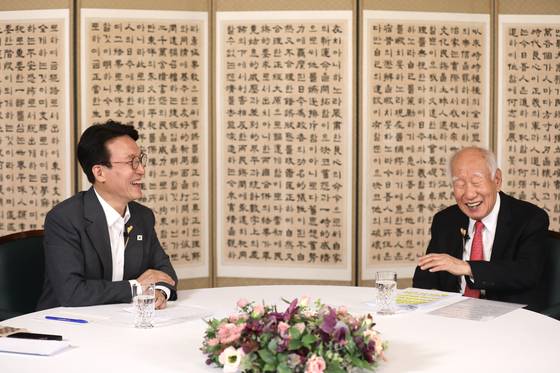 김민석 총리와 신동식 회장이 대담을 나누고 있다. 사진 총리실