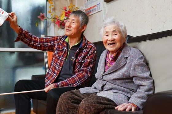 허정례 할머니(오른쪽)가 지난 4월 29일 서울 노원구 자택에서 아들 김복희씨와 함께 있다. 김종호 기자