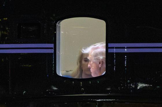 도널드 트럼프 미국 대통령이 12일(현지시간) 뉴욕에서 전용 헬기인 마린 원에 탑승한 모습. 트럼프 대통령은 주말을 보내기 위해 뉴저지의 베드민스터 골프 리조트로 향하고 있다. AFP=연합뉴스