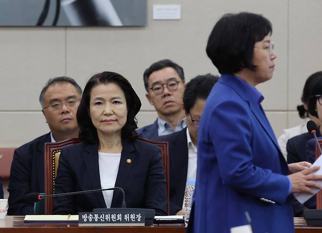 김현 국회 과학기술정보방송통신위원회 더불어민주당 간사가 11일 오후 서울 여의도 국회에서 과방위 전체회의에 참석한 이진숙 방송통신위원장 앞으로 지나가고 있다. /뉴시스