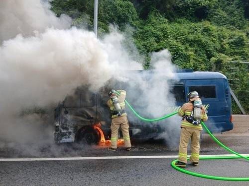 ▲ 화재가 난 카운티 캠핑카 [전북 군산소방서 제공]