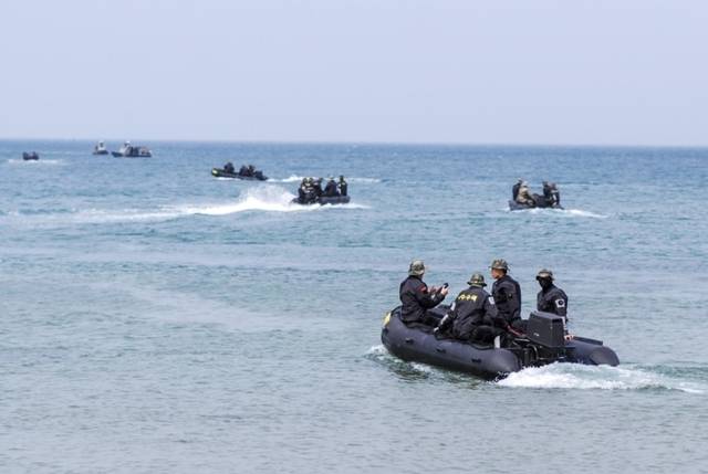 ▲ 해병대 특수수색대대가 해상 침투훈련을 하고 있다. 연합뉴스 자료사진